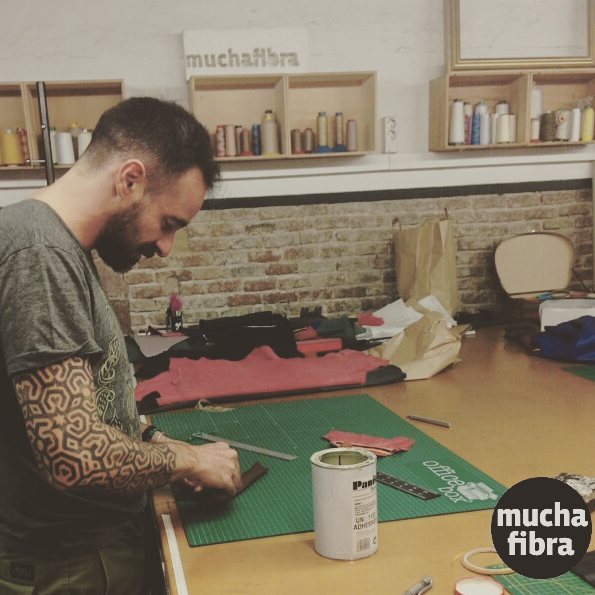 Aprende a trabajar el cuero!Prepara las diferentes técnicas y cose con cuero, diseña y confecciona tu propio Bolso  en nuestras clases de marroquinería todos los  Martes y jueves te encantara! Infórmate en nuestra página web www.muchafibra.com o llámanos al 635 665 157!  #muchafibra #doityourself #bagdesign #leatherdesign #leather #cuero  #peleteria #accessories #handmade #marroquineria #coworking #cursosbcn #fashionbcn