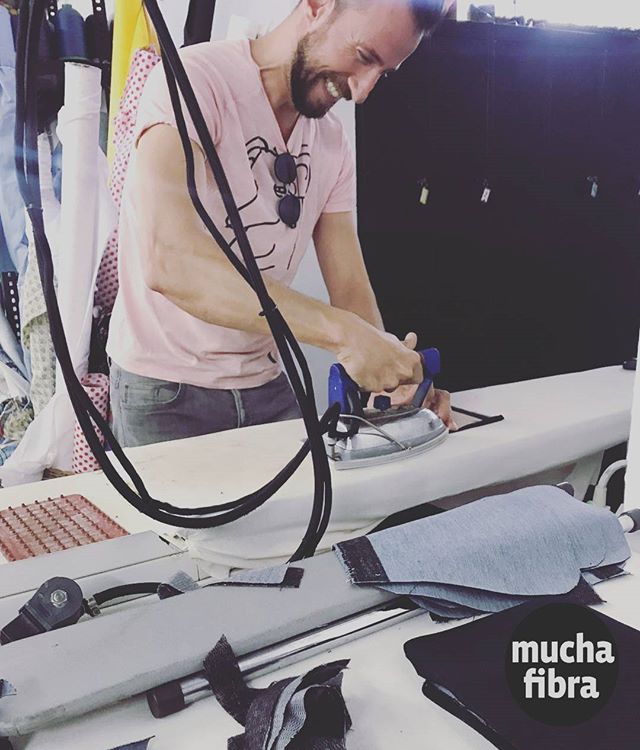 empezamos el dia confeccionando super monos por @super_lach#muchafibra #jumpsuits #monos #coworking #nomadas #atelier #taller#modabarcelona #sewingandpatterns