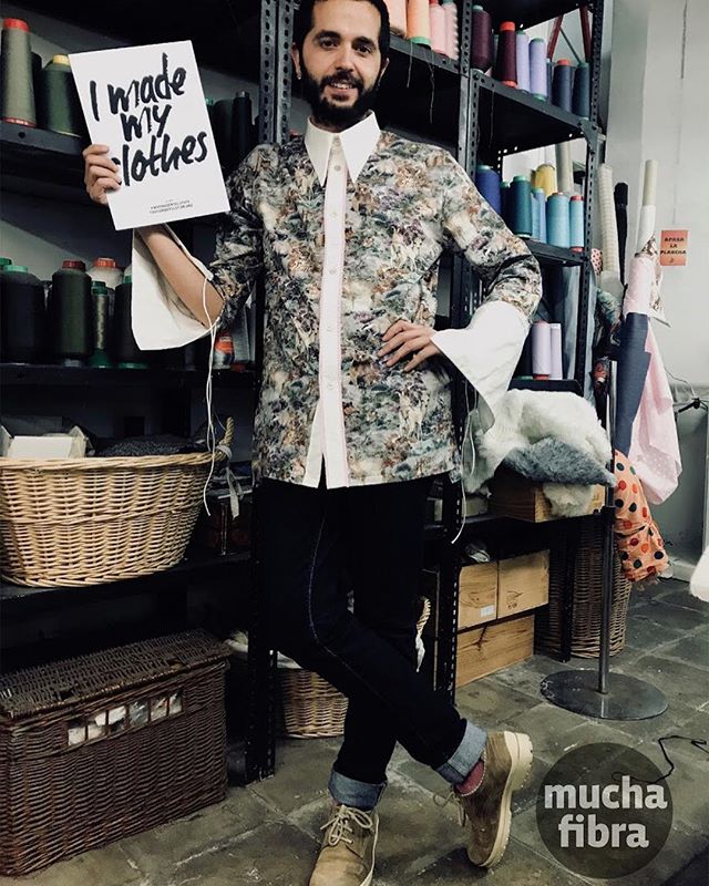 Aquí les presento a @marclitus con su ultimo diseño de  camisa difícil de creer que es dentista y profesor, para mi es todo un diseñador!! Esperamos con muchas ganas que saque su colección … nos gusta mucho cuando esta en nuestros curso. Marc es todo un personaje  somos fans!!  #imademyclothes #handmade #diseñador #startup #coworkingmoda #coser #costura #fashionrevolution #barcelona #muchafibra #fashion