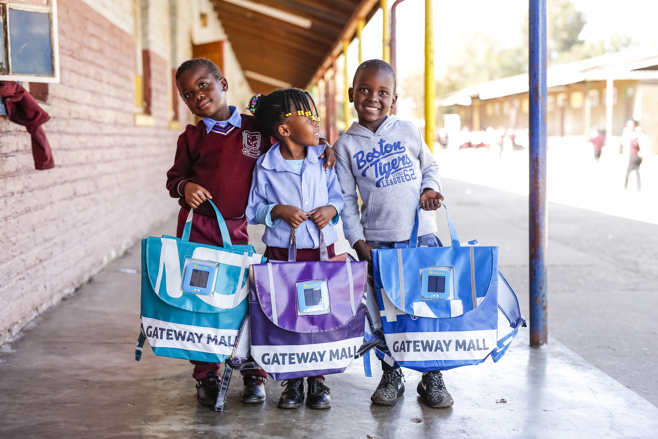 tres niños sonriente con sus mochilas nuevas