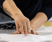 Shingo Sato trabajando Transformational Reconstruction y Origami Textil en Barcelona
