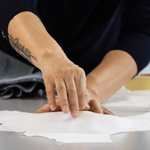 Shingo Sato trabajando Transformational Reconstruction y Origami Textil en Barcelona