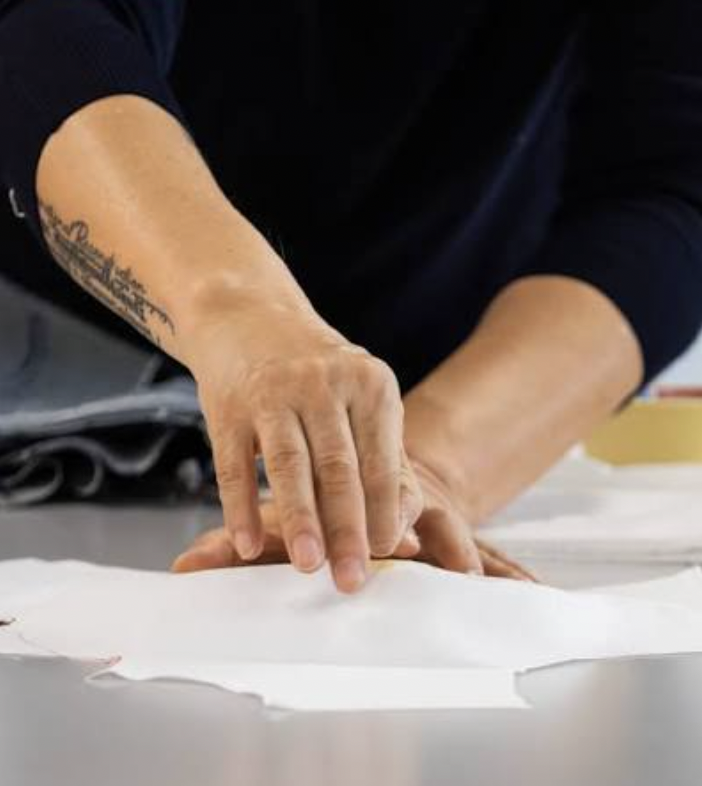 Shingo Sato trabajando Transformational Reconstruction y Origami Textil en Barcelona