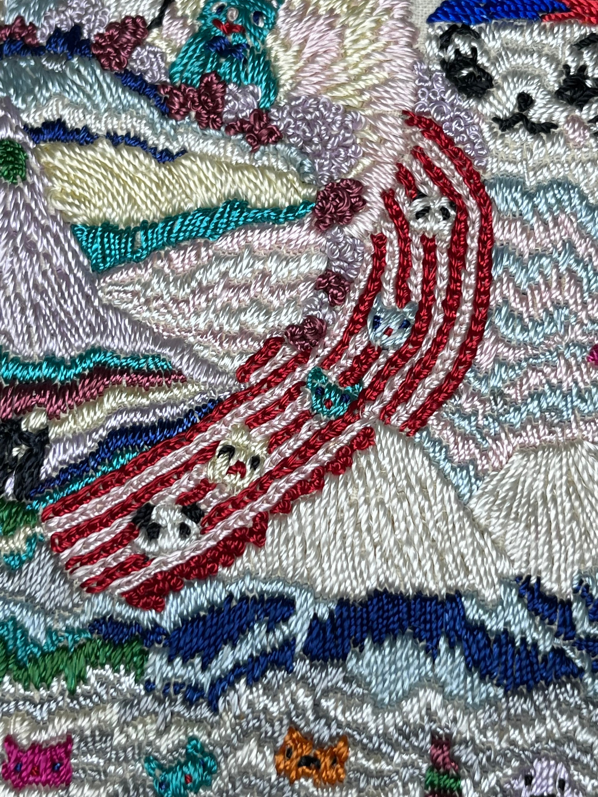 Detalle de bordado Crewel ilustrativo con puntadas de relleno, textura y volumen sobre tejido